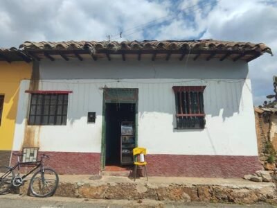 Lote con casa en venta a 1 cuadra del parque principal de Tibasosa