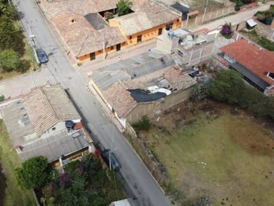 Lote con casa en venta a 1 cuadra del parque principal de Tibasosa